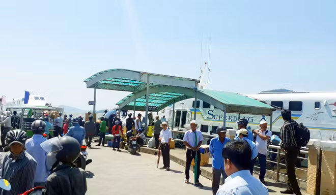 Hành khách tại Phú Quốc không thể vào đất liền do lệnh cấm biển, ứng phó bão số 1.
