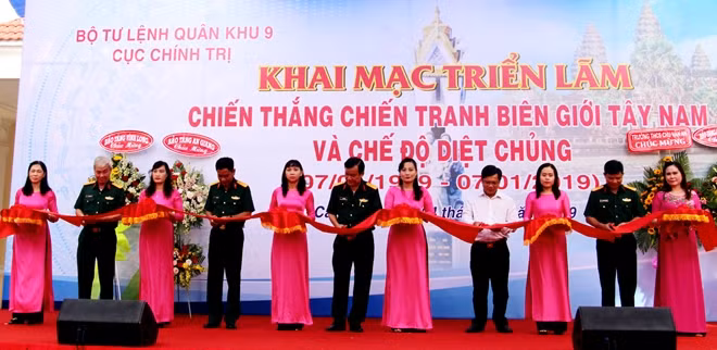 Các đại biểu cắt băng khai mạc Triển lãm.