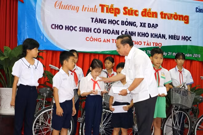 Bí thư Thành ủy Cần Thơ Trần Quốc Trung trao học bổng cho học sinh.