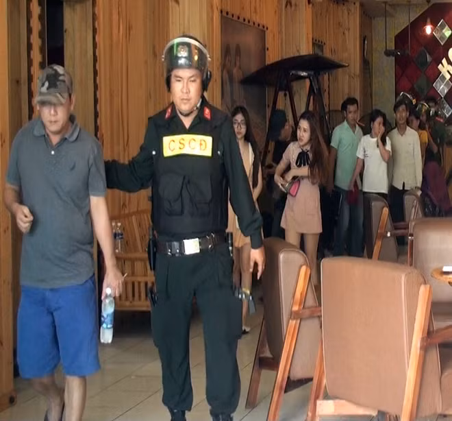 Lực lượng chức năng dẫn giải các đối tượng liên quan về trụ sở Công an.