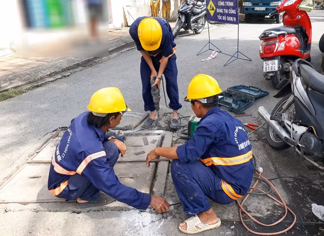 Khắc phục, sửa chữa các hố ga, cống thống nước trên địa bàn quận Ninh Kiều.