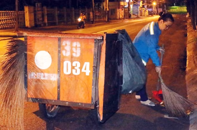 Công nhân vệ sinh khi triều cường xuống.