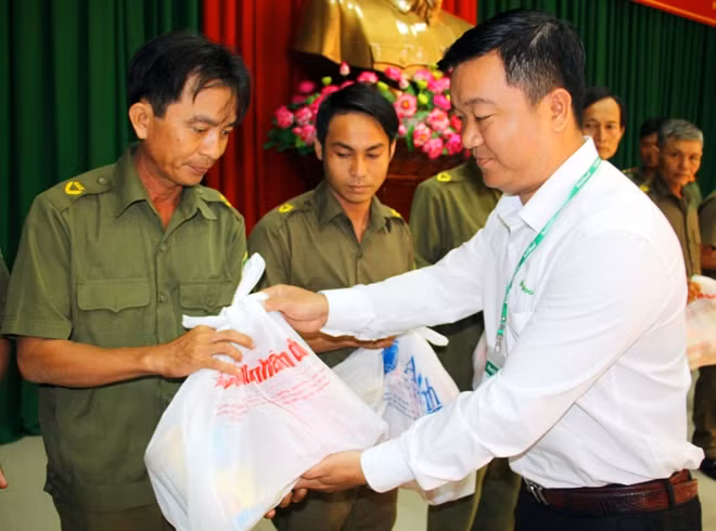 Ông Huỳnh Quốc Việt - đại diện Công ty CP thực phẩm dinh dưỡng NutiFood trao quà cho Công an viên.