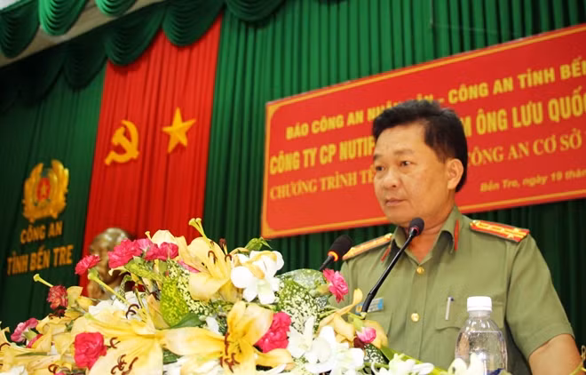 Đại tá Phạm Văn Ngót – Phó Giám đốc Công an tỉnh Bến Tre phát biểu tại buổi trao tặng quà.