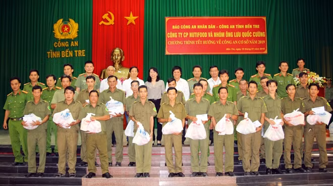 Đại diện Báo CAND, Ban Giám đốc Công an tỉnh Bến Tre, các Mạnh thường quân trao quà Tết cho Công an xã, thị trấn trên địa bàn tỉnh Bến Tre.