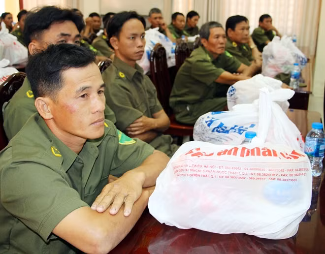 Những phần quà tuy giá trị vật chất không lớn nhưng đây là tấm lòng của lực lượng CAND nói chung, của những người làm báo Báo CAND, của các Mạnh thường quân hướng về lực lượng cơ sở còn nhiều khó khăn.