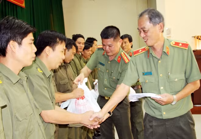 Thiếu tướng Nguyễn Văn Hoàng - Giám đốc Công an tỉnh Bến Tre và Thiếu tá Nguyễn Văn Bình thăm hỏi, động viên, chúc Tết Công an viên.