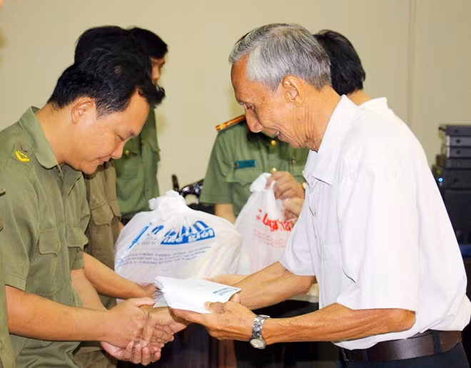 Đại tá Nguyễn Thanh Tùng, nguyên Phó Giám đốc Công an tỉnh – Chủ nhiệm Câu lạc bộ Công an hưu trí tỉnh Bến Tre trao quà cho Công an viên có hoàn cảnh khó khăn.
