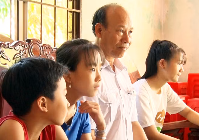 Ông Dạ cùng các cháu của mình.
