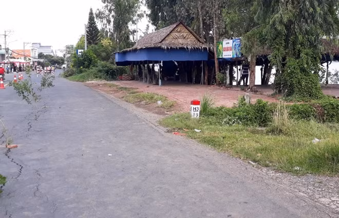 Đoạn rạn nứt trên Quốc lộ 91 (thuộc ấp Bình Tân, xã Bình Mỹ, huyện Châu Phú, tỉnh An Giang).