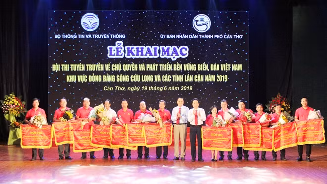 Ban Tổ chức trao cờ cho các đơn vị tham gia Hội thi.