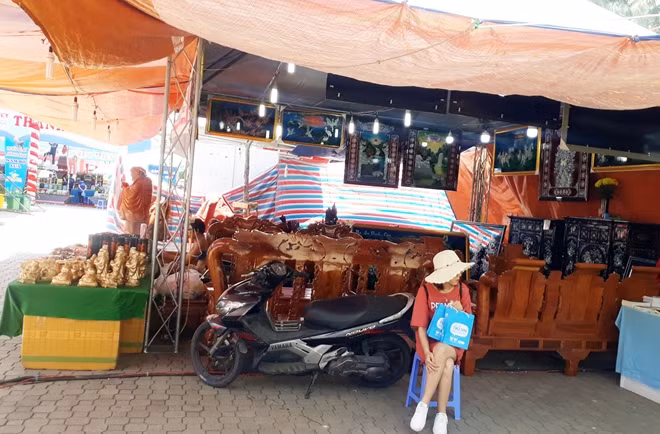 Gian hàng bán đồ gỗ chiếm diện tích khá lớn trong khuôn viên Hội sách.