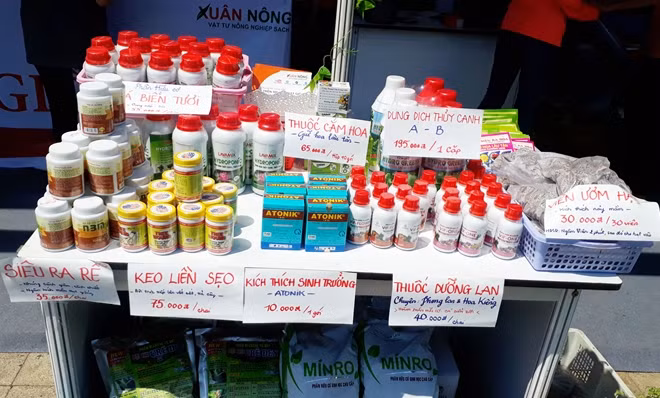 Gian hàng bán thuốc, hóa chất làm vườn...
