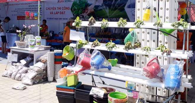 Nhiều gian hàng nằm ngay lối đi chính của Hội sách...