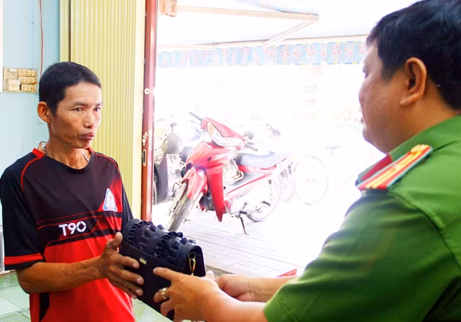 Công an phường Mỹ Long tiếp nhận chiếc túi xách ông Tùng bàn giao.