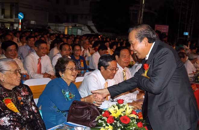 Phó Thủ tướng Thường trực Chính phủ Trương Hòa Bình ân cần thăm hỏi các Mẹ VNAH.