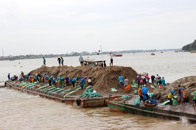 Ngành chức năng tỉnh An Giang đã cho ngừng việc thả bao cát xuống sông Hậu tại khu vực sạt lở, để tìm giải pháp khả thi hơn.