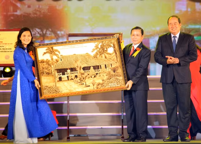 Lãnh đạo tỉnh An Giang trao cờ hoàn thành xuất sắc nhiệm vụ xây dựng NTM 2018 và bức tranh kỷ niệm cho TP Long Xuyên.
