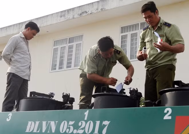 Lực lượng chức năng lập biên bản tạm giữ tang vật.