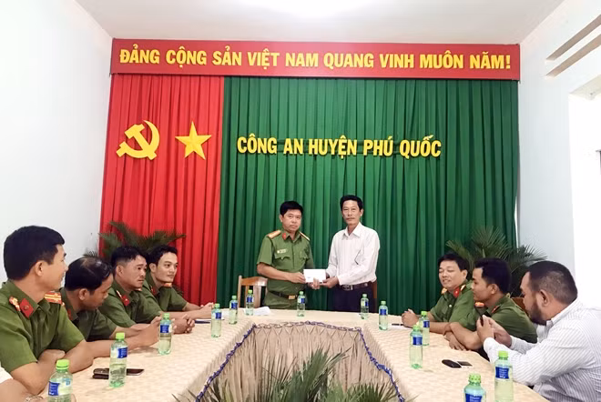 Lãnh đạo UBND huyện Phú Quốc trao khen thưởng cho Công an huyện này.