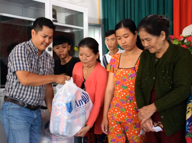 Ông Huỳnh Ngọc Minh Tuấn vui mừng khi được cùng Báo CAND góp phần hỗ trợ bà con quê hương Cờ Đỏ có một cái Tết ấm no, sum vầy.
