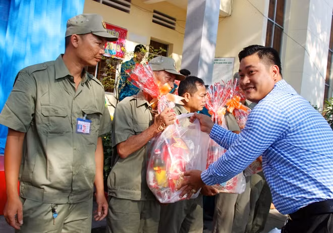 Anh Trần Phúc Thành mong muốn những phần quà Tết sẽ tiếp sức cho lực lượng BVDP tiếp tục gắn bó, hoàn thành nhiệm vụ trong cuộc chiến phòng, chống tội phạm, giữ gìn ANTT và bình yên cuộc sống tại địa phương.