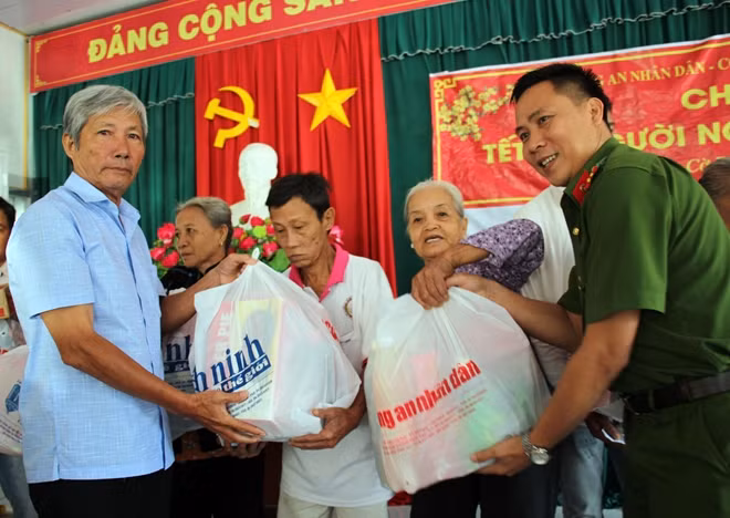 Đại diện Báo CAND, Công an huyện Cờ Đỏ, Nhà tài trợ thăm hỏi trao quà cho bà con tại 2 xã Trung Hưng và Thạnh Phú.
