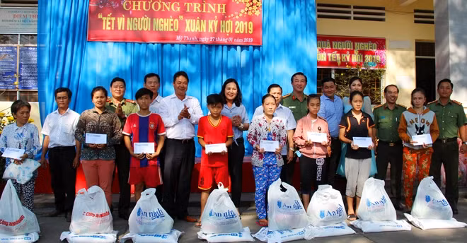 Đại diện Báo CAND, Công an tỉnh An Giang, Nhà tài trợ trao quà Tết cho bà con phường Mỹ Thạnh (TP Long Xuyên).