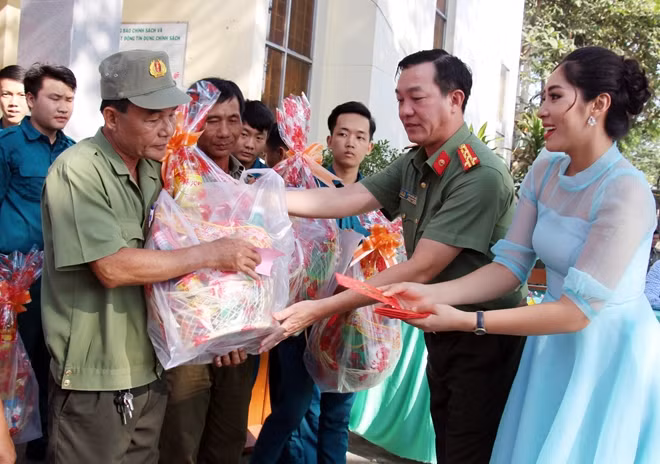Đại tá Lâm Minh Hồng; Miss International 2014 Đặng Thu Thảo trao quà Tết, động viên lực lượng BVDP trên địa bàn TP Long Xuyên.