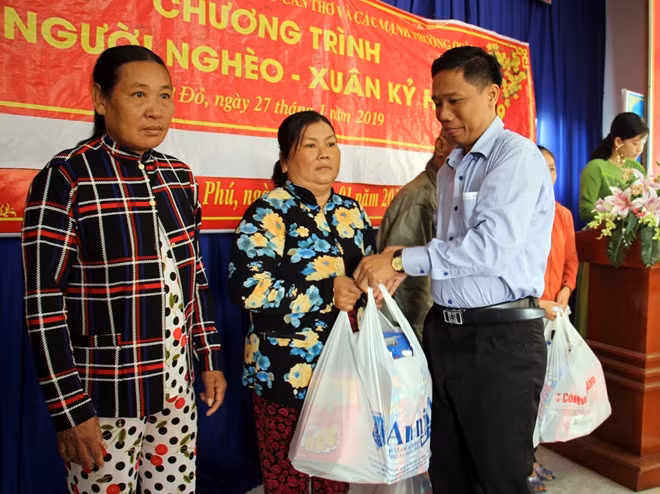 Ông Nguyễn Thực Hiện, Bí Thư – Chủ tịch UBND huyện Cờ Đỏ trao quà cho các hộ gia đình khó khăn.