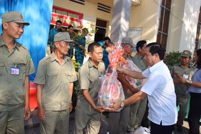 Ông Phạm Thành Thái động viên lực lượng BVDP tiếp tục phối hợp, hỗ trợ lực lượng Công an trong công tác đảm bảo ANTT trên địa bàn TP Long Xuyên.