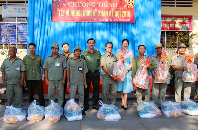 Đại diện Báo CAND, Công an tỉnh An Giang, Miss International 2014 Đặng Thu Thảo trao quà cho lực lượng BVDP.