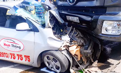 Cú va chạm khiến phần đầu xe taxi nát bét.