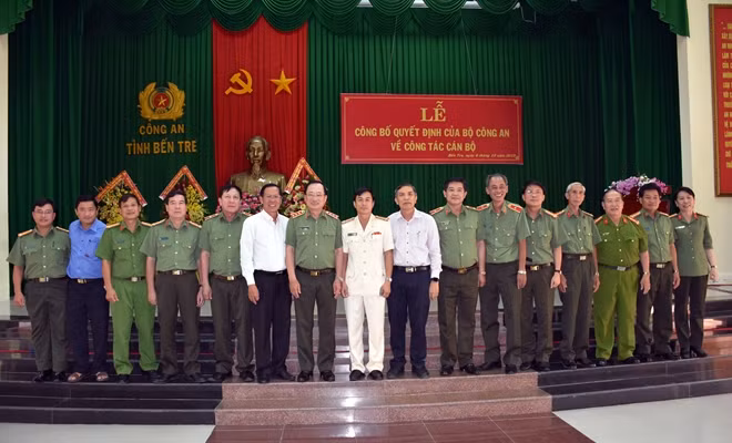 Các đại biểu chụp hình lưu niệm.