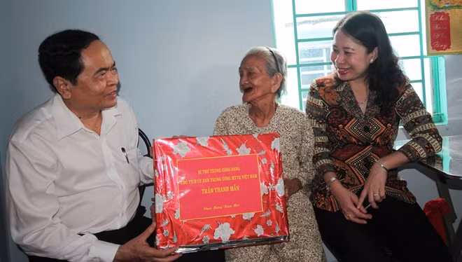 Chủ tịch Ủy ban Trung ương MTTQ Việt Nam Trần Thanh Mẫn và Bí thư Tỉnh ủy An Giang Võ Thị Ánh Xuân tặng quà Mẹ VNAH Võ Thị Anh, có con là Liệt sĩ hy sinh trong chiến tranh biên giới Tây Nam.