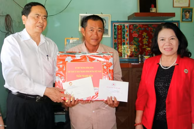 Chủ tịch Ủy ban Trung ương MTTQ Việt Nam Trần Thanh Mẫn và Chủ tịch Hội Chữ thập đỏ Việt Nam Nguyễn Thị Xuân Thu gia đình ông Trần Minh Sơn, Cựu chiến binh từng tham gia chiến tranh bảo vệ biên giới Tây Nam.