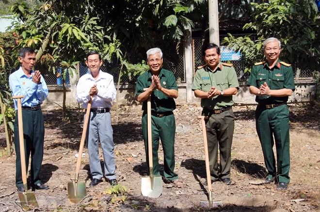 Các đại biểu thực hiện nghi thức động thổ tại lễ khởi công.