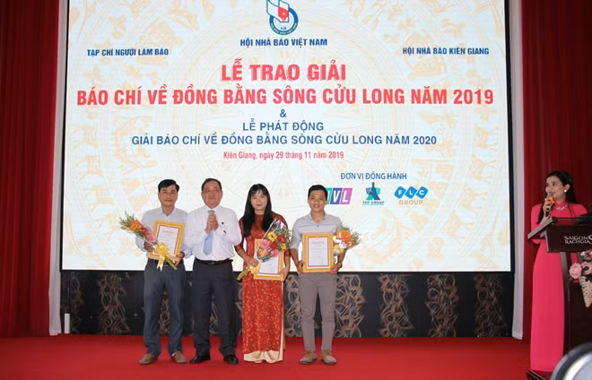 Ban Tổ chức trao Giải nhất cho các tác giả xuất sắc.