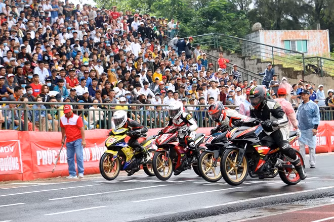 Các VĐV tranh tài kịch tính.
