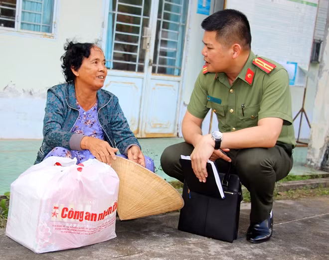 Thiếu tá Nguyễn Văn Bình - Phó trưởng cơ quan đại diện phía Nam báo CAND thăm hỏi việc lao động, sản xuất năm qua của người dân xã Phụng Hiệp.