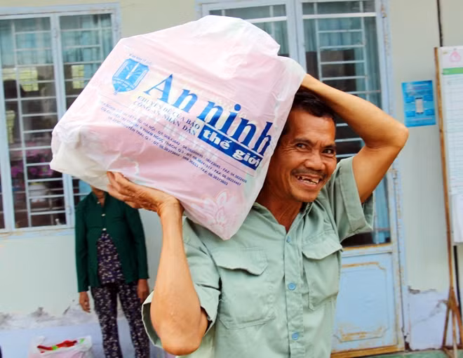 Những phần quà Tết như những lời chúc mừng Xuân tốt đẹp mà Báo CAND cũng như các Mạnh thường quân muốn gửi đến bà con còn khó khăn
