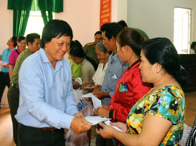 Ông Lưu Quốc Cường trao quà cho người dân khó khăn tại TP Sóc Trăng.