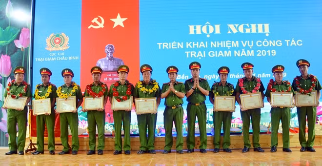 Đại tá Phạm Chí Trường - Giám thị Trại giam Châu Bình trao khen thưởng cho các cá nhân có thành tích xuất sắc trong năm 2018.