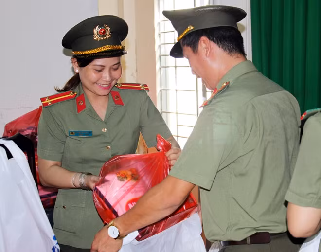70 phần quà được chuẩn bị chu đáo để trao tặng cho bà con khó khăn phường 5 và phường 8 (TP Sóc Trăng).