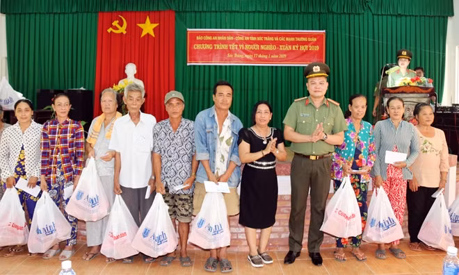 Đoàn công tác trao 70 phần quà cho bà con ở xã Hòa Tú 2 và Ngọc Long (huyện Mỹ Xuyên, Sóc Trăng)