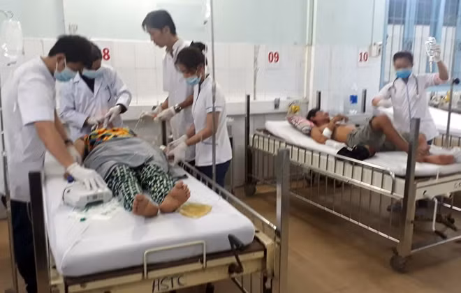 Các y, bác sĩ Trung tâm Y tế Phú Quốc cấp cứu cho các nạn nhân.