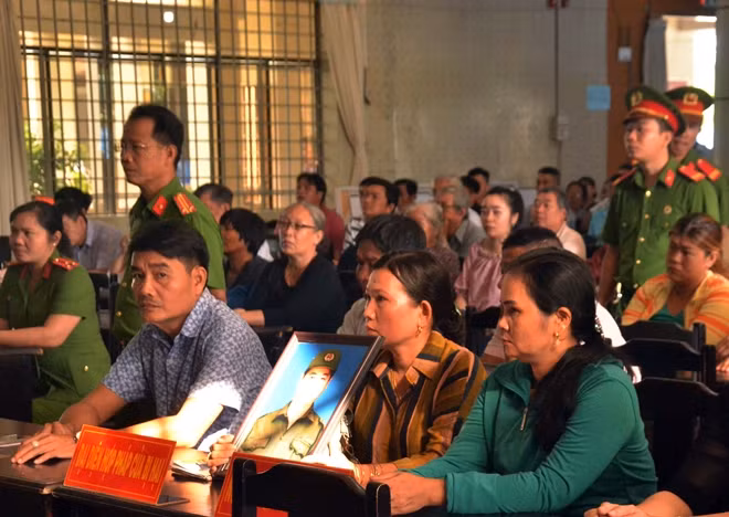 Đại diện pháp luật của gia đình anh Vũ tại tòa.