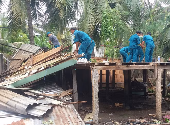 Các lực lượng tại chỗ đang giúp dân khắc phục nhà cửa do giông lốc gây ra.