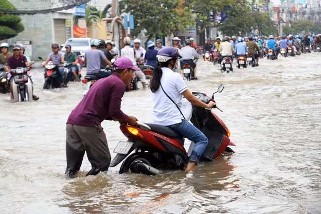 Không ai bảo ai, mọi người tương trợ nhau qua khó khăn do trận triều cường