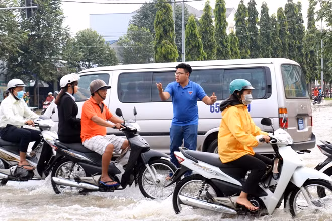 Đoàn viên thanh niên Quận Ninh Kiều xung kích, điều tiết giao thông trong trận thủy triều